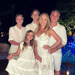 Angélica, Luciano Huck, Eva e os dois irmãos da menina costumam posar juntos em fotos de família, como no Ano-Novo