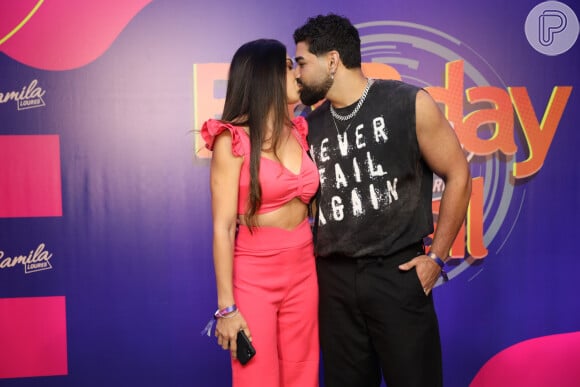 Dilsinho e a mulher trocaram beijos na festa de 27 anos da influencer e apresentadora Camila Loures