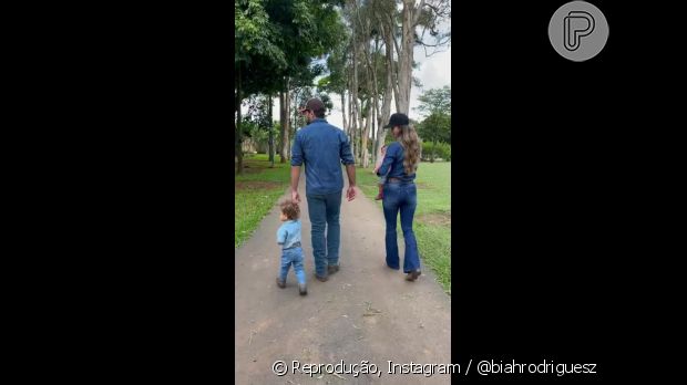 Biah Rodrigues e Sorocaba combinam look all jeans com os filhos em vídeo postados nas redes sociais