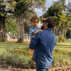 Biah Rodrigues e Sorocaba passearam pela que pareceu ser o terreno da casa da família. O cantor sertanejo foi quem levou Theo, o filho mais velho do casal