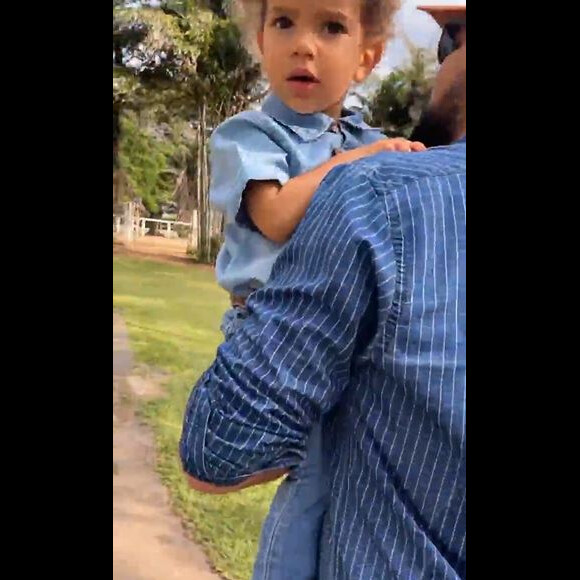 Biah Rodrigues e Sorocaba mostraram detalhes do look all jeans que combinaram com os filhos