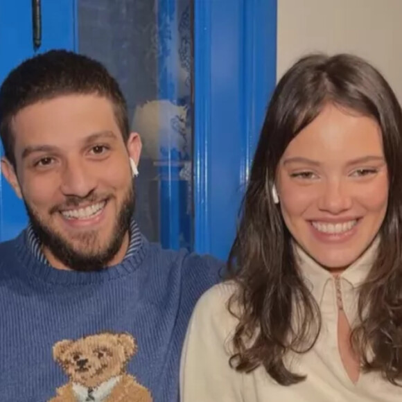 Chay Suede contou o que mais admira na maternidade de Laura Neiva