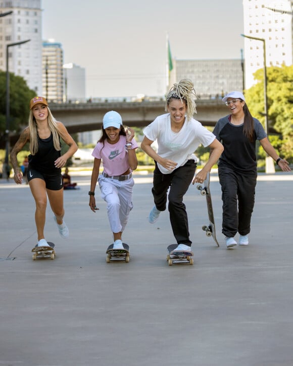 Rayssa Leal se diverte com amigas do skate em campanha fotográfica