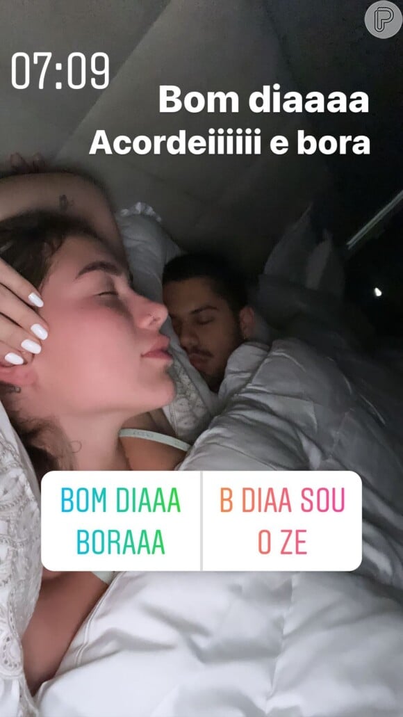Mesmo com a cama gigante, Virgínia Fonseca e Zé Felipe dormiram juntinhos