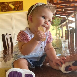 Virgínia Fonseca publicou uma foto de Maria Alice comendo biscoito neste domingo (13)