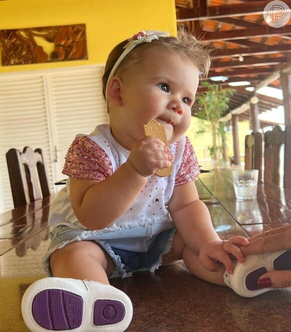 Virgínia Fonseca publicou uma foto de Maria Alice comendo biscoito neste domingo (13)