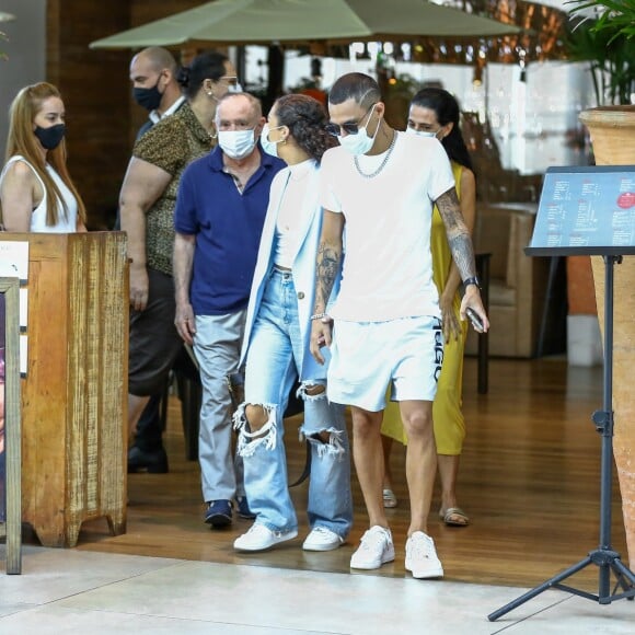 Lívian Aragão foi vista deixando restaurante de um shopping da Zona Oeste do Rio acompanhada dos pais e namorado