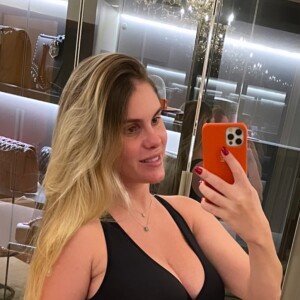 Grávida, Bárbara Evans tem feito hidroginástica, pilates e tem comido de modo mais saudável para manter o peso