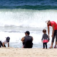 Angélica e Luciano Huck brincam com os filhos Benício e Eva, em praia do Rio