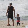 Angélica e Luciano Huck curtem praia com os filhos neste sábado, 6 de dezembro de 2014