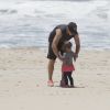 Angélica e Luciano Huck curtem praia com os filhos neste sábado, 6 de dezembro de 2014