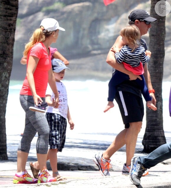 Angélica e Luciano Huck estiveram na praia com Benício e Eva, sem a companhia do filho mais velho, Joaquim