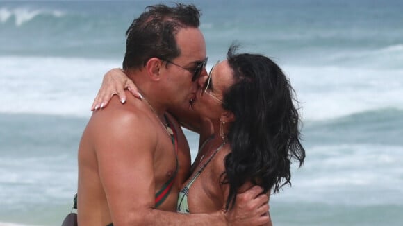Aos 62 anos, Gretchen, de biquíni, beija marido e curte praia do RJ com a irmã Sula Miranda
