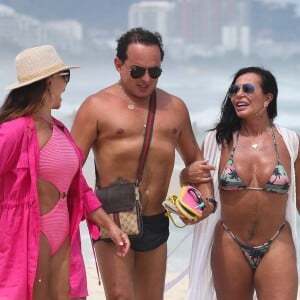 Gretchen e o marido, Esdras Souza, tiveram a companhia de Sula Miranda, irmã da cantora, em dia de praia na Barra da Tijuca, Zona Oeste do Rio de Janeiro