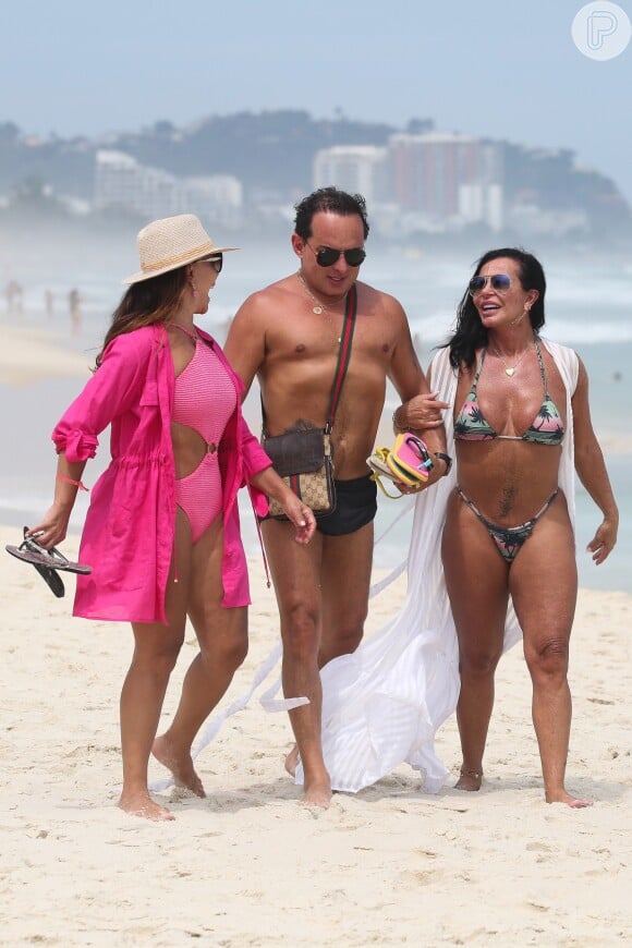 Gretchen e o marido, Esdras Souza, tiveram a companhia de Sula Miranda, irmã da cantora, em dia de praia na Barra da Tijuca, Zona Oeste do Rio de Janeiro