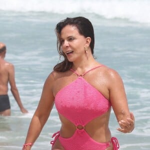 Sula Miranda aproveitou passagem pelo Rio de Janeiro e se refrescou em praia