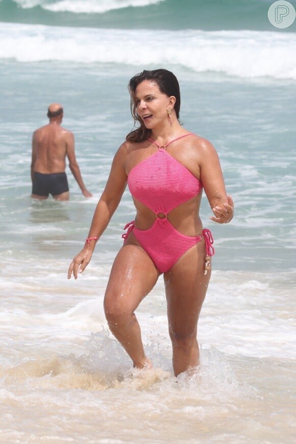 Sula Miranda aproveitou passagem pelo Rio de Janeiro e se refrescou em praia