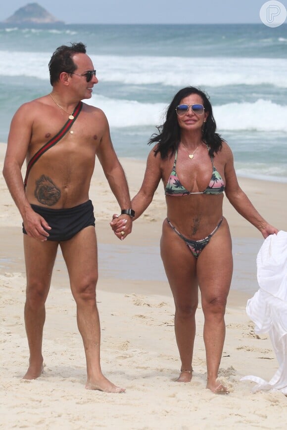 Gretchen não dispensou o biquíni e exibiu tatuagens em dia de praia com o marido, Esdras Souza
