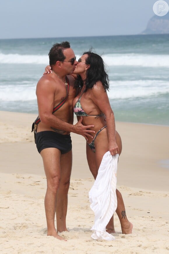 Gretchen beijou o marido, Esdras Souza, em dia de praia no Rio de Janeiro