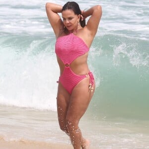 Sula Miranda se refrescou em dia de praia no Rio de Janeiro
