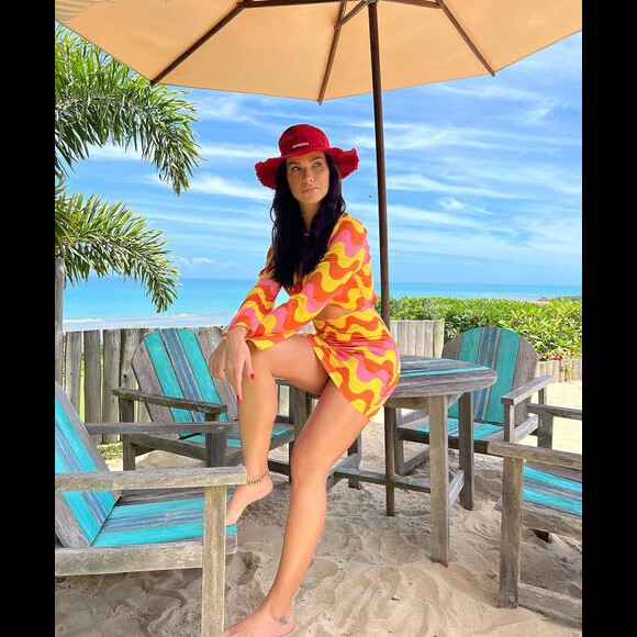 Andressa Suita usa vestido com estampa psicodélica em viagem à Bahia com os filhos