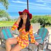 Andressa Suita combinou vestido da moda com chapéu vermelho para posar para fotos na Bahia