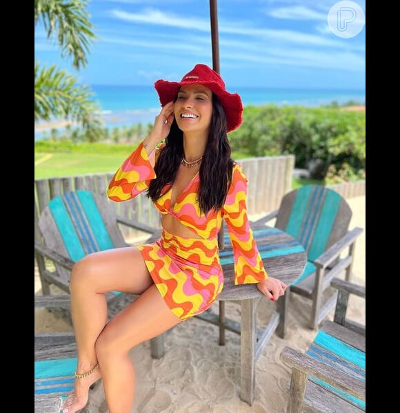 Andressa Suita combinou vestido da moda com chapéu vermelho para posar para fotos na Bahia