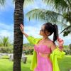 Andressa Suita aliou vestido rosa canelado no valor de R$ 549,80 a blusa verde limão da mesma marca: Cloude