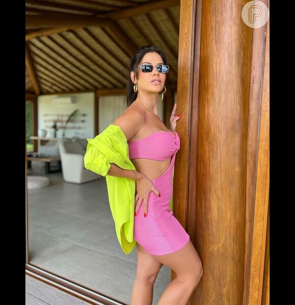 Andressa Suita usou looks poderosos em viagem à Bahia, inclusindo um vestido cut out em rosa