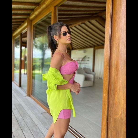 Andressa Suita adicionou camisa em verde limão no valor de R$ 505,80 ao look