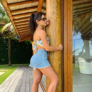 Andressa Suita acrescentou óculos escuros no valor de R$ 325 para compor look verão na Bahia