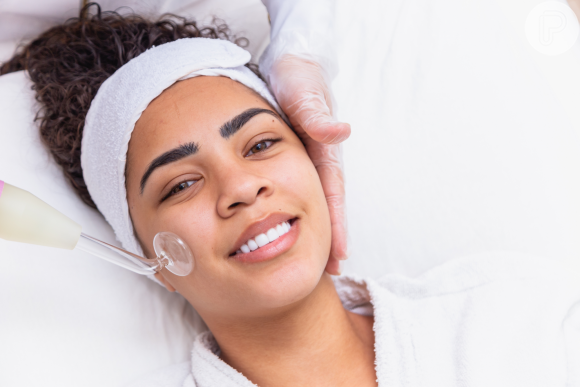 Limpeza de pele feita por especialista pode amenizar a acne, explica dermatologista