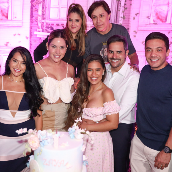 Simone, da dupla com Simaria, reuniu famosos na festa de 1 ano da filha