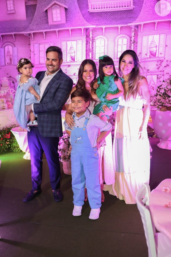 Maíra Cardi posou com a família de Simone Mendes em festa de 1 ano da filha da cantora