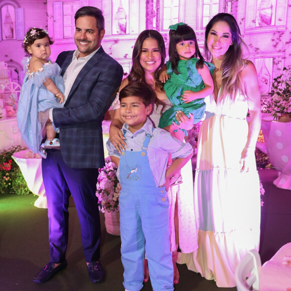Maíra Cardi posou com a família de Simone Mendes em festa de 1 ano da filha da cantora