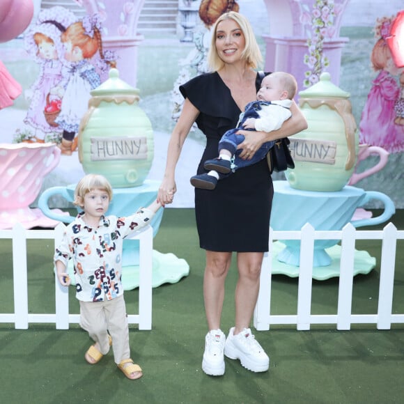 Luiza Possi compareceu com os filhos, Lucca e Matteo, no aniversário de 1 ano da filha de Simone Mendes
