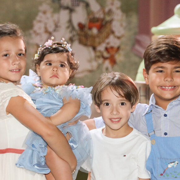Zaya posou com os primos, Giovanna e Pawel, filhos da cantora Simaria, além do irmão, Henry