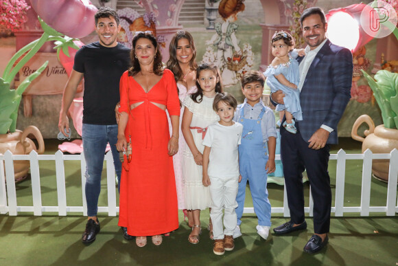 Simone Mendes reuniu a família no aniversário de 1 ano da filha, Zaya