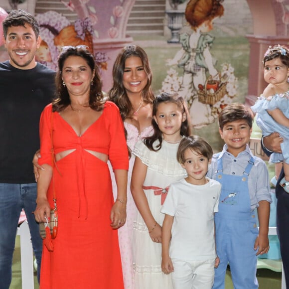 Simone Mendes reuniu a família no aniversário de 1 ano da filha, Zaya