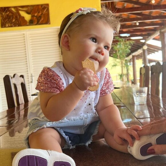 Filha de Virgínia Fonseca chegou a aparecer comendo biscoito doce em uma foto que a blogueira compartilhou no feed do Instagram