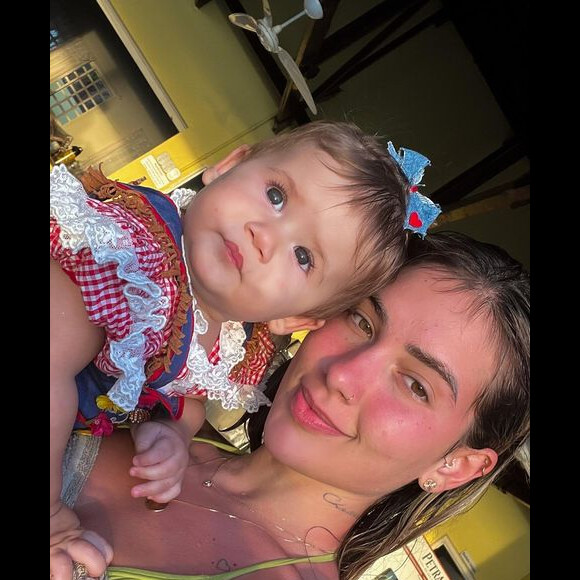 Virgínia Fonseca viajou sem Zé Felipe para a fazenda da família e fez imagens da filha comendo biscoito maizena