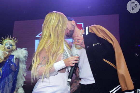 Viih Tube e Lipe Ribeiro dão beijão durante festa da ex-'BBB'