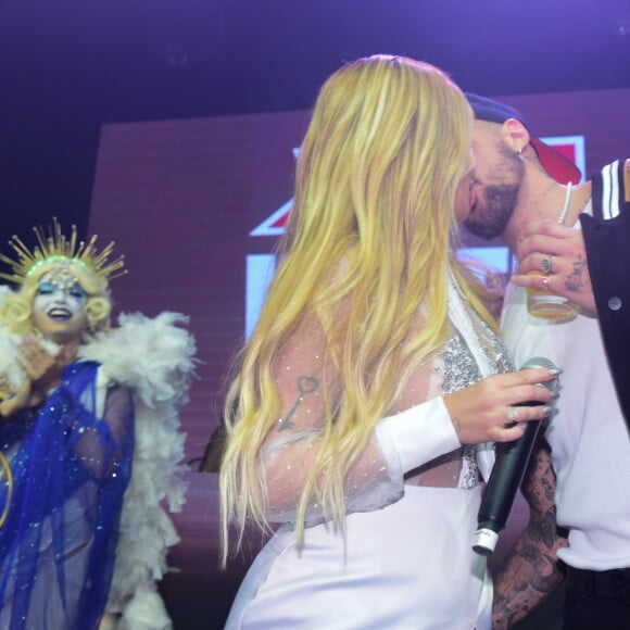 Viih Tube e Lipe Ribeiro dão beijão durante festa da ex-'BBB'