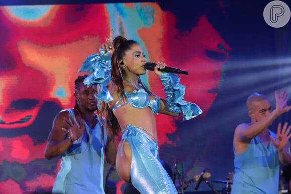 Anitta impressiona com corpo escultural em festa de Carnaval no Rio de Janeiro ao deixar bumbum de fora em fantasia