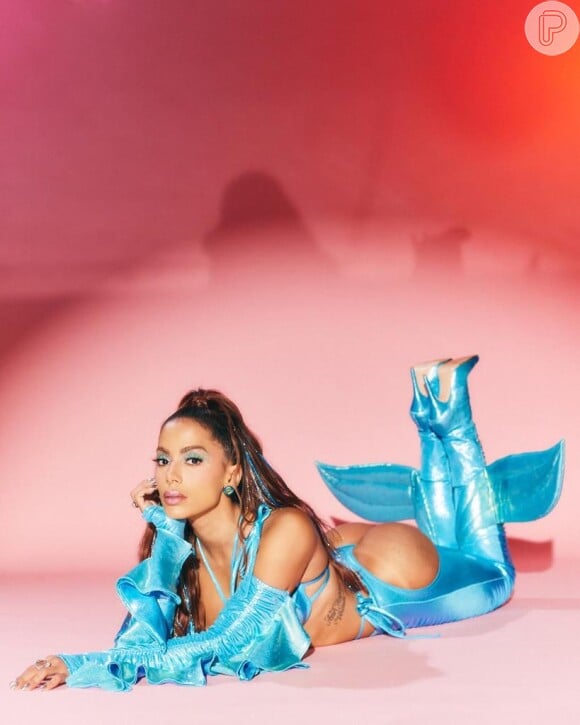Fantasia de Anitta para show de Carnaval conta com barbatanas nas pernas e babados nos braços