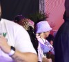 Rafaella Santos usou um bucket de pelúcia na festa de Carnaval que participou neste domingo (27)