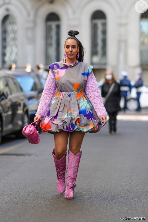 Pelúcia em look com sobreposição no street style da Semana de Moda de Milão
