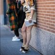  Sandália de pelúcia: o acessório divide opiniões, mas apareceu em looks da semana de moda de Milão 