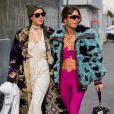 Casaco azul de pelúcia apareceu em contraste com macacão rosa com recortes em look de fashionista da semana de moda de Milão