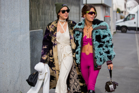Casaco azul de pelúcia apareceu em contraste com macacão rosa com recortes em look de fashionista da semana de moda de Milão